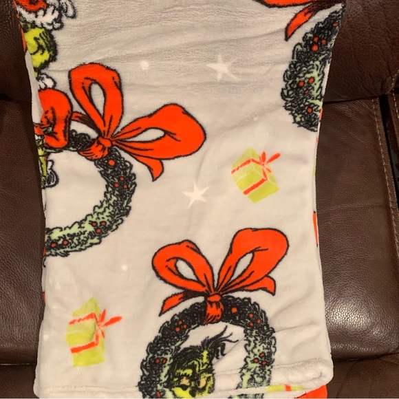 The Grinch with Wreath 50” x 70” Plush Christmas Throw Blanket Cindy Lou Who - Picture 3 of 7